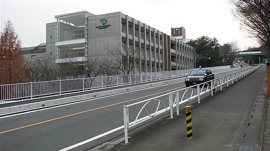 スポーツ・健康学部の研究室がある9号館。2005年9月に完成。