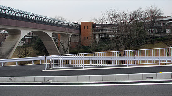 県道を跨ぐオーバーブリッジ。2号館側。