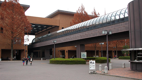 県道を跨ぐオーバーブリッジ。図書館・60周年記念講堂側。