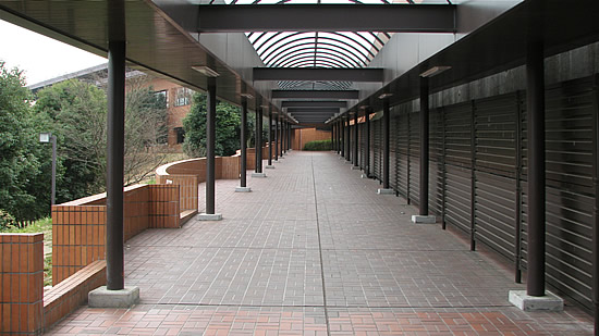キャンパスプラザと7号館の間にある通路。7号館側から撮影。